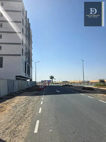 للبيع في الشارقه   منطقه تلال   قطعه ارض تجاري سكني مساحه ٨٠٧٣ قدم موقع مميز جدا   مباشر علي شارع الامارات العابر