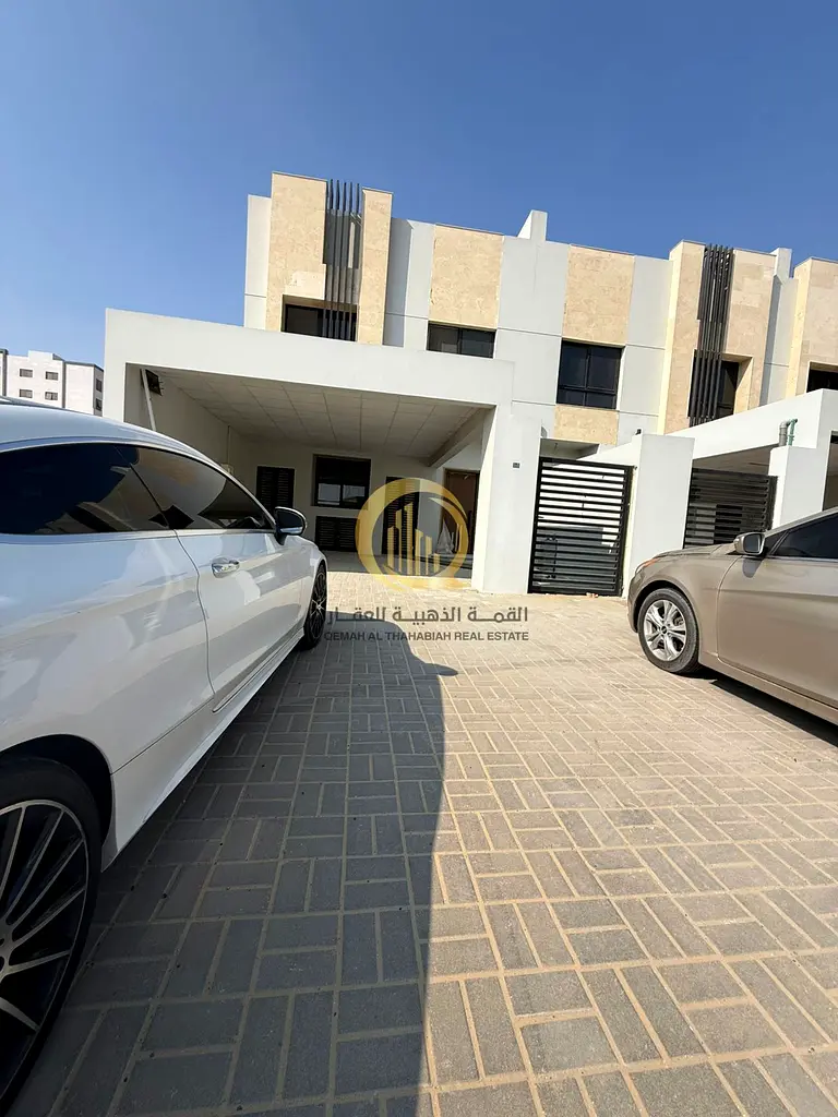 للبيع فيلا في تلال ستي   المساحه ارض : 2540 قدم   مساحه بناء : 3500 قدم موقع ممتاز جدا