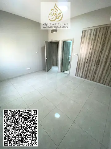 غرفتين وصاله مع بالكون ثلاث حمام وخزائن بالحائط