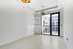Stunning Pool View Apartment Across the Mall