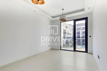 Stunning Pool View Apartment Across the Mall