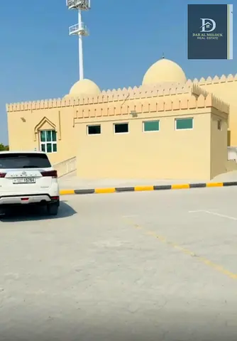 للبيع فيلاسكني  في الشارقه   منطقه الراماقيه زاويه علي   شارعين مساحه 13336   قدم  مكونه من ارضي واول   الطابق الاول مكون من   مجلسين مساحه كبيره