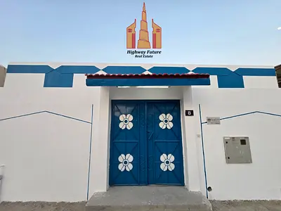 Neat and clean 3 bedroom villa for sale 1 hall with out AC hot property just 650k
