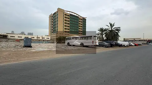 للـبيع ارض سكني تجاري فـي الشارقة / منطقة النهضة مـوقع ممـيز وحيوي عـلي شارع قار