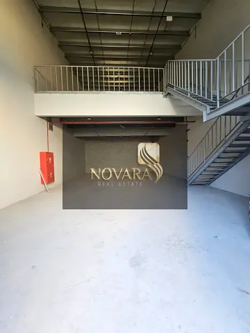 مستودع جديد 2,500 قدم في عجمان الصناعية 1، كهرباء 20 ك.و، حمام داخلي، جاهز للاستلام بسعر 140,000 درهم سنوياً.