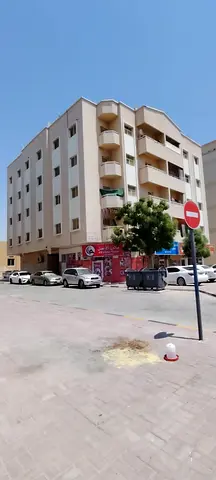 شقة واسعة مكونة من غرفتين وصالة للإيجار السنوي في النعيمية 2، عجمان   تكييف مركزي – مبنى G+4
