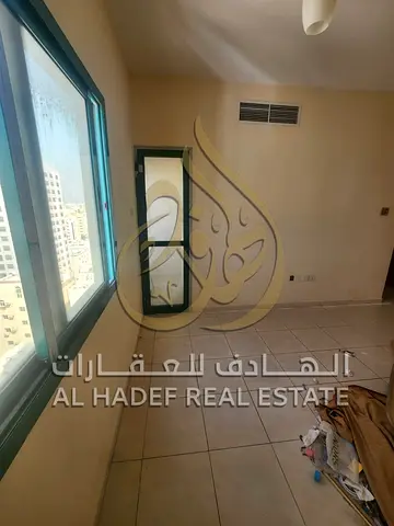 🏡 للإيجار شقة غرفتين وصالة في النباعة – الشارقة  فرصة ممتازة للسكن في منطقة النبّاعة بشقة واسعة مع بلكونات وخدمات مميزة.  ✨ تفاصيل الشقة:  غرفتين نوم