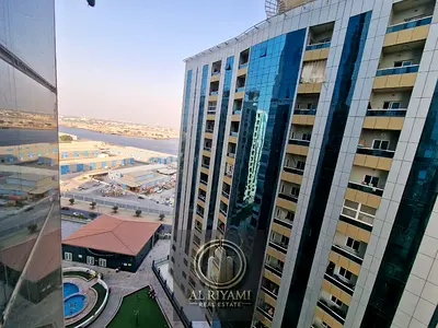 إطلالة خور ساحرة 🌊 غرفتين وصالة شامل كل شيء – شارع المينا