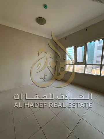 متاح للإيجار غرفتين وصالة  📍 المجاز 1 – بجوار محطة باص دبي  ✨ موقع مميز وقريب من جميع الخدمات تفاصيل الإيجار: