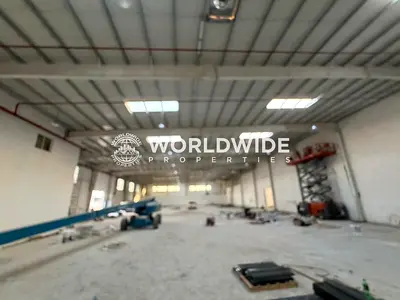 مستودع جديد كليًا بإطلالة على الطريق الرئيسي للإيجار