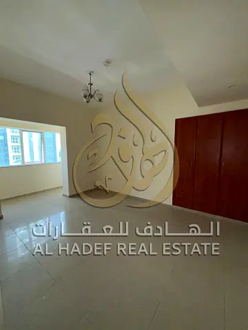 للايجار في التعاون + ثلاث غرف وصالة + صف اول علي الكورنيش + مع تكييف علي المالك