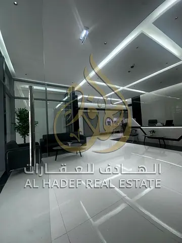 🏡 للإيجار بالشارقة – منطقة الخان غرفتين وصالة مع أستور + باركن مجاني (تاني ساكن)