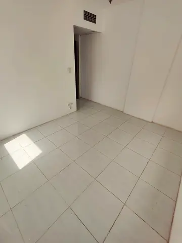 🏡 3 غرف وصالة للإيجار – المجاز 2 🏡✨  🛋️ 3 غرف نوم وصالة بمساحات واسعة 🚿 3 حمامات ❄️ تكييف مركزي 📍 موقع مميز في المجاز 2 وقريب من جميع الخدمات