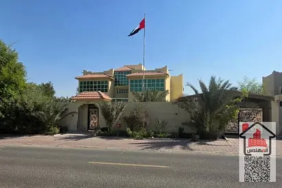 Two-story villa for rent in Ajman, Al Jurf area. 6 master bedrooms, 2 living rooms, maid's room, driver's room, 2 kitchens, outdoor seating area, laundry room, storage room, and dining room. Asking pr