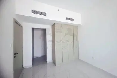 Kitchen with Appliances | Pool view | High Floor | Vacant