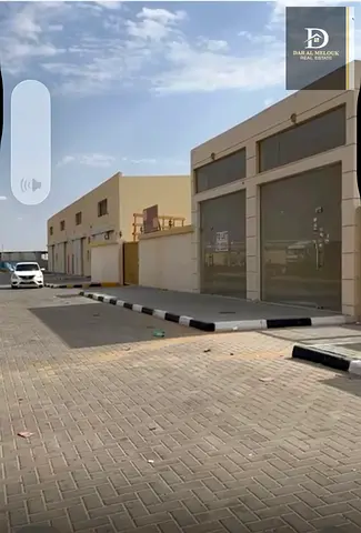 للبيع في الشارقه منطقه     الصجعه حوطه مساحه     14176 قدم     مكونه من محلين تجاريين     علي الشارع