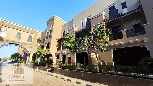 فيلا راقية للإيجار في الشارقة – منطقة الفيشت | موقع مميز وتشطيب فاخر | طابقان مع حديقة خاصة وبلكونة | مساحة 3500 قدم | 140 ألف درهم