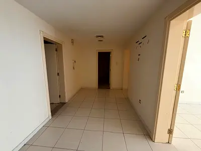 للإيجار شقة 3 غرف وصالة في التعاون، تكييف على المالك، غرفة خادمة ماستر، دفعات 4 فقط، الإيجار 65,000 درهم.