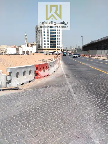 "للبيع أرض سكنية في منطقة الروضة، بمساحة ٨٥٠ متر مربع، بسعر ٤ مليون و٣٠٠ درهم. الأرض تقع في موقع مميز، وتعتبر فرصة استثمارية رائعة