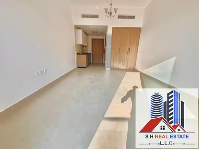 بالطبع، هذه ترجمتها إلى العربية:  استوديو جديد تماماً وواسع جداً مع شرفة، جاهز للسكن / مع صالة ألعاب رياضية، مسبح ومنطقة لعب للأطفال! فقط 46 ألف