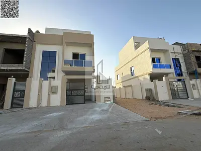 فيلا للبيع في منطقة الحليو المميزات:  	•	4 غرف نوم ماستر 	•	مجلس مع حمام 	•	صالة مع حمام 	•	مطبخ رئيسي 	•	غرفة خادمة 	•	ارتداد كبير أمام الفيلا  الوصف
