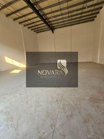 A spacious and modern warehouse is available for annual rent in the Umm Al Thuoob industrial area. It features a strategic location and a large area s