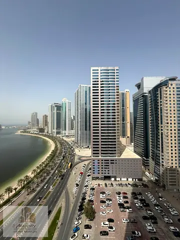 متاح للايجار شقه غرفتين ماستر وصاله كبيره مع بلكونه اطلاله علي بحيرة الخان وغرفة غسيل في امارة الشارقة منطقة الخان