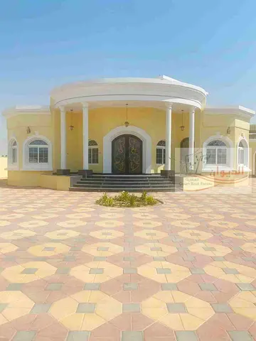 موقع مميز مساحة  كبيرة