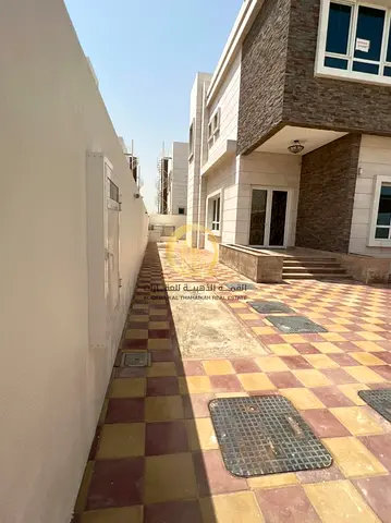 للبيع فيلتين متلاصقتين في الحوشي بتشطيب راقي وعصري مميز تملك حر للاخوة العرب