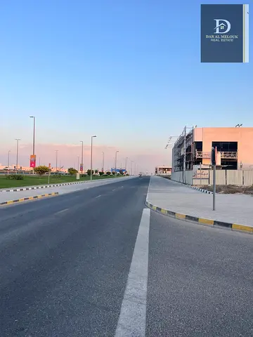 للبيع في الشارقه منطقه   الصناعيه 18 ارض   المستودعات ارض تجاري   مساحه 13800 قدم   زاويه 3 شوارع   تصريح البناء محلات   معارض مكاتب   تملك موطنين ودو