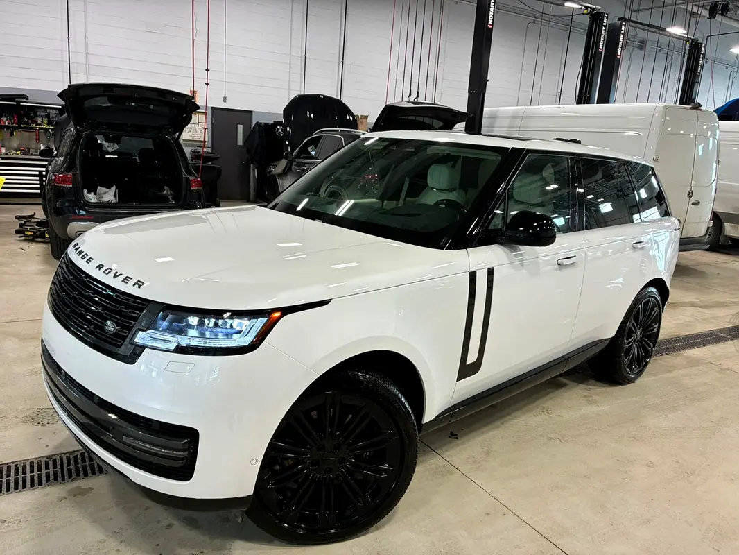Land Rover Range Rover 2026 — photo 1 of 9