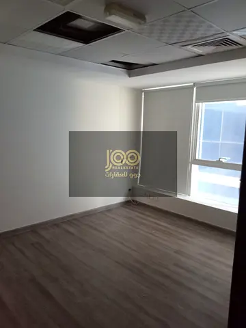 موقع مميزعلى شارع رئيسي مؤلف من 4 مكاتب مقسمة