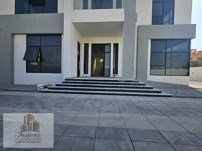 للبيع فيلا راقية في الحوشي بالشارقة على أرض 10,000 قدم | تصميم فاخر من دورين مع ملحق خلفي ومجلس وصالة فسيحة و4 غرف ماستر ومطبخ تحضيري وسعر مميز