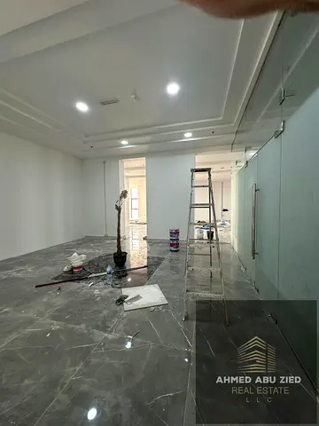 5000 قدم مربع، طابق كامل، إطلالات خور، 3 مواقف سيارات، جيم، مسبح، تصميم مفتوح، مساحات واسعة قابلة للتقسيم، شهرين إيجار مجاني، موقع حيوي.