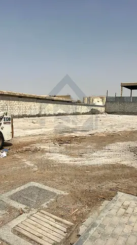 أرض صناعية مسورة للإيجار بالمنطقة الصناعية الصجعة بالشارقة | 20,000 قدم مربع | كهربا 25kw | جاري رصف الطريق المحيط
