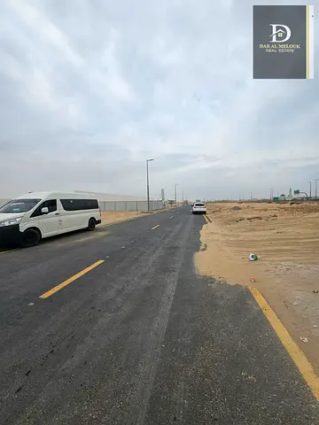 للبيع في الشارقة   منط الطى شرق   أرض سكنية   موقع مميز   تملك حر لجميع الجنسيات العربية   تصريح فيلا أرضى وطابقين