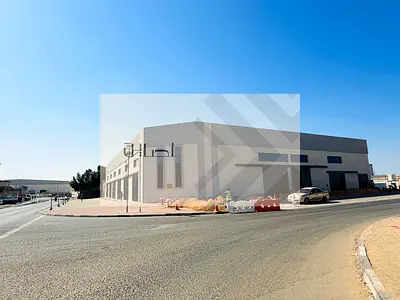 مستودع جديد تمامًا مع ميزانين بمساحة 3000 قدم مربع للإيجار في منطقة الجرف الصناعية بعجمان _ 150,000 درهم إماراتي