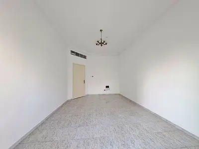 شقة بغرفة نوم واحدة وحمام واحد // غرفة نوم رئيسية // شرفة // تكييف مركزي وغاز // موقع مميز // للعائلات