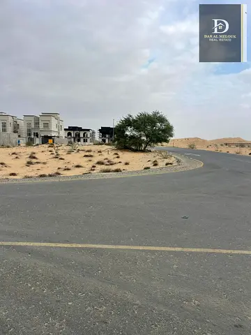 للبيع في الشارقه منطقه   حوشي ارض سكني مساحه   5543 قدم زاويه علي   شارعين   تصريح فيلا سكني   ارضي واول
