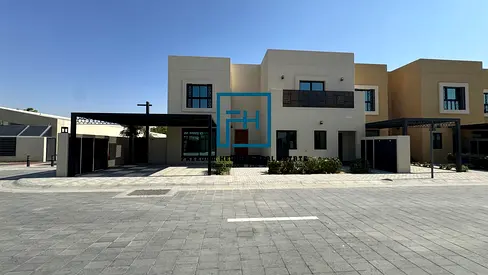 فيلا من 4 غرف نوم متوسطة الحجم مع غرفة خادمة متاحة للإيجار.