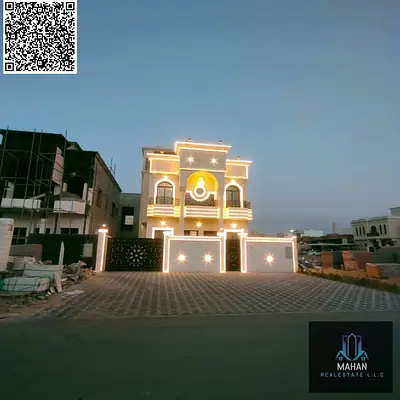 Four villas next to each other Classic ground floor, first floor, and roof Five master bedrooms, a living room, a sitting room, a main kitchen, a prep