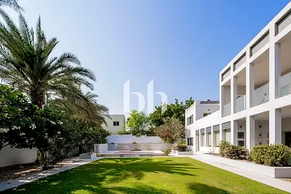Full Lake view | Landscaped | Large plot