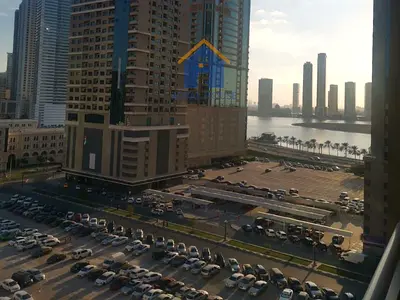 شقه للبيع بالشارقه  منطقة الخان  مساحة 1152 قدم  مكونه من  غرفتين نوم  وصاله  ومطبخ  و 2 حمام