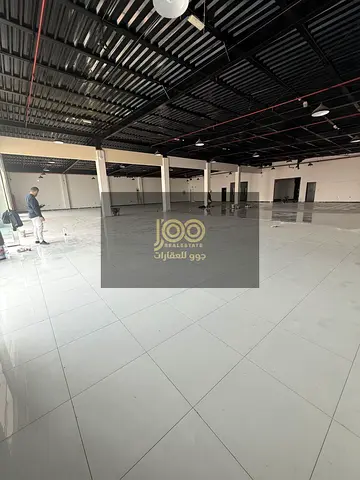 شووروم مميز للإيجار في أم القيوين على شارع الملك فيصل – مساحة كبيرة وموقع استراتيجي