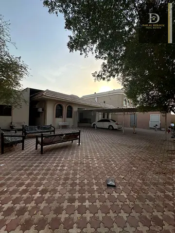 للبيع في الشارقه   منطقه الطرفا   بيت شعبي مساحه ٨٠٠٠ قدم موقع  مميز