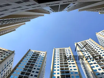 🔥 فرصة عاجلة لاغتنام شقة عائلية واسعة في أبراج اللؤلؤة – 2 غرف نوم + موقع مميز بسعر مغري 450,000 درهم فقط! 🏡✨