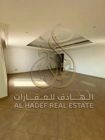 للايجار في الشارقة – الخان | شقة 3 غرف وصالة مع أستور وموزع و4 حمامات وبلكونة | مساحات واسعة جداً | باركن مجاني + جيم ومسبح مجاني | صيانة دورية طوال ا