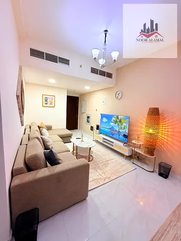 الشارقة، مبنى التعاون، شقة مفروشة بالكامل، جاهزة للسكن الفوري، بتصميم فندقي فاخر، غرفتا نوم، غرفة معيشة، مطبخ، حمامان، وشرفة. السعر: 5500 درهم