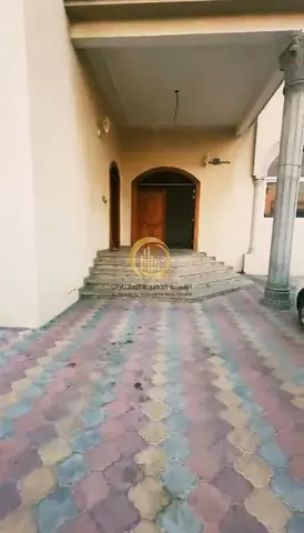 للبيع فيلا في النخيلات، مساحة 7500 قدم على شارع اسفلت بناء جديد من 6 سنوات طابقين مكونة من الطابق الأرضي مجلس ومغاسل وصالة كبيرة ومطبخ وغرفة ماستر الط