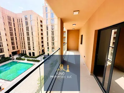 شقة جديدة كلياً بثلاث غرف نوم مع شرفة وغرفة للخادمة ومطبخ قريب وإطلالة على المسبح للإيجار في منطقة الممشى، الشارقة.